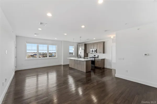 $649,000 | 237 Marina Pointe Drive, Unit 237, East Rockaway, NY 11518