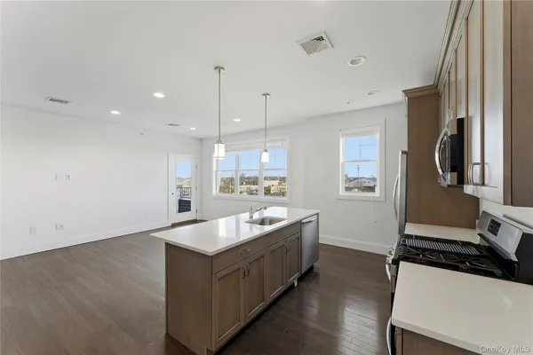 $649,000 | 237 Marina Pointe Drive, Unit 237, East Rockaway, NY 11518