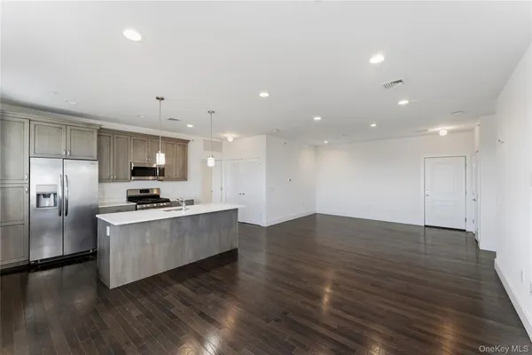 $649,000 | 237 Marina Pointe Drive, Unit 237, East Rockaway, NY 11518