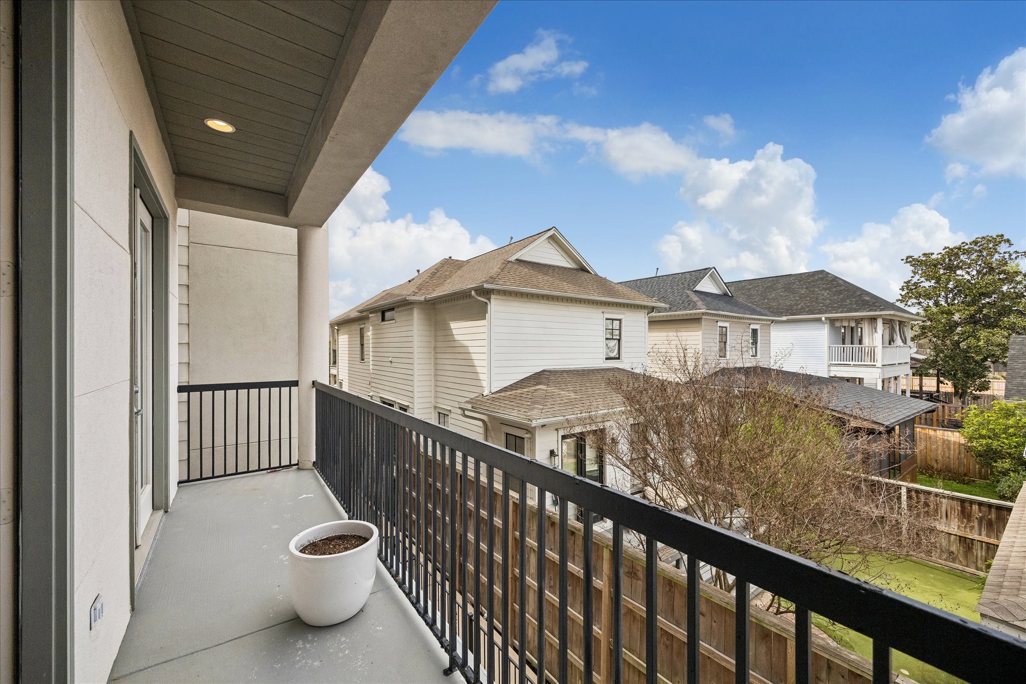 802 Waverly Street, Unit D Houston, TX 77007 - Photo 26 of 30 a view of a house with a roof deck