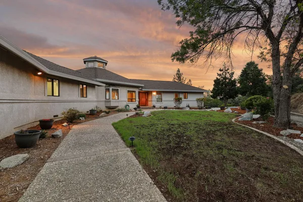 $699,900 | 17505 Forest View Drive, Redding, CA 96003