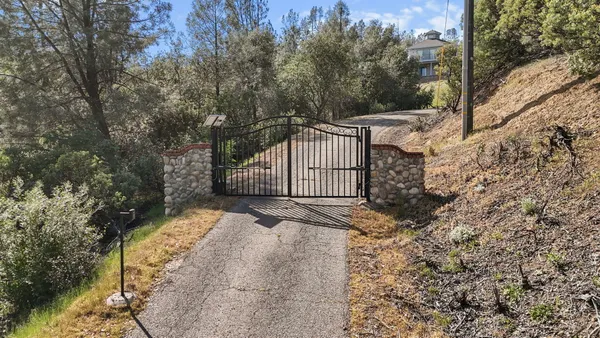 $699,900 | 17505 Forest View Drive, Redding, CA 96003