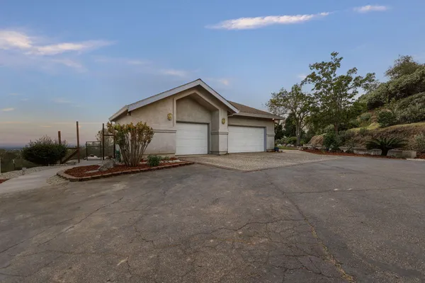 $699,900 | 17505 Forest View Drive, Redding, CA 96003