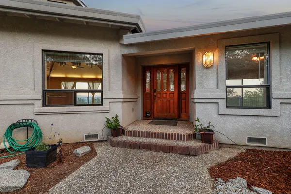 $699,900 | 17505 Forest View Drive, Redding, CA 96003