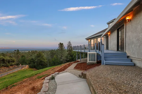 $699,900 | 17505 Forest View Drive, Redding, CA 96003