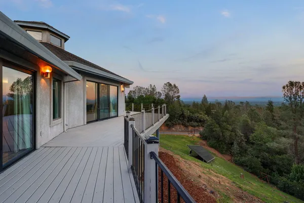 $699,900 | 17505 Forest View Drive, Redding, CA 96003