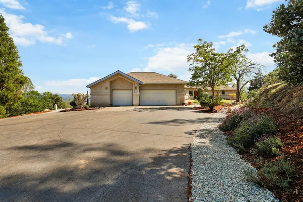 $699,900 | 17505 Forest View Drive, Redding, CA 96003