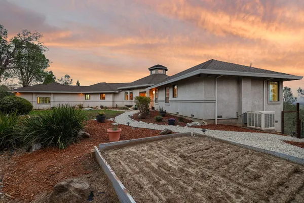 $699,900 | 17505 Forest View Drive, Redding, CA 96003