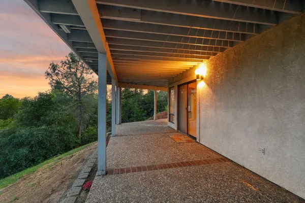 $699,900 | 17505 Forest View Drive, Redding, CA 96003