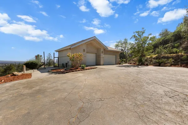 $699,900 | 17505 Forest View Drive, Redding, CA 96003