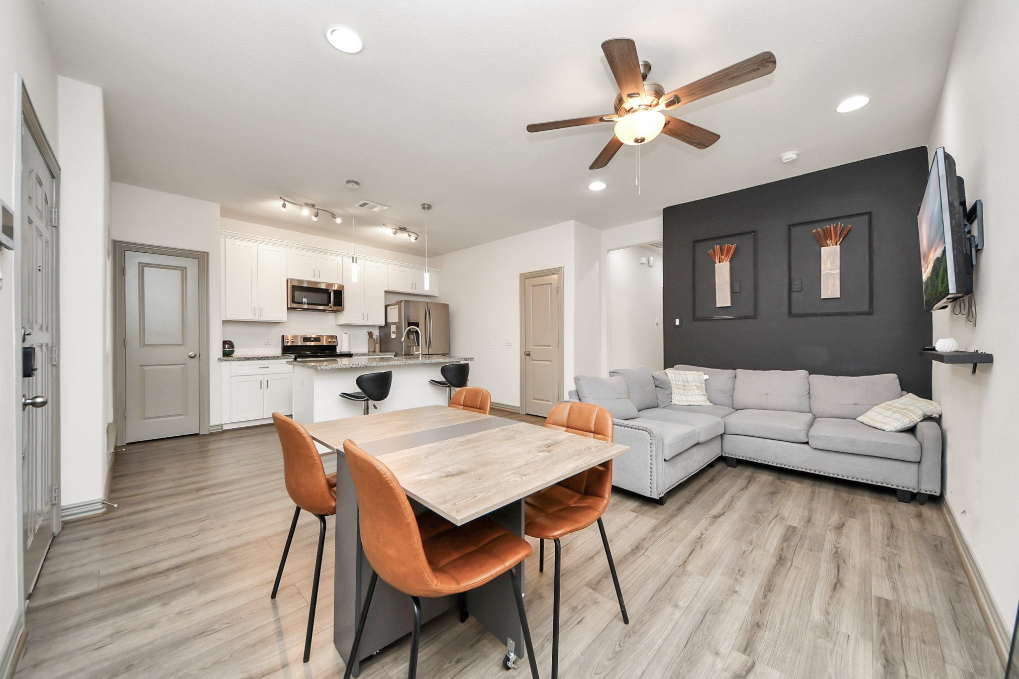 5334 Pershing Street Houston, TX 77033 - Photo 40 of 43 a living room with furniture and kitchen view