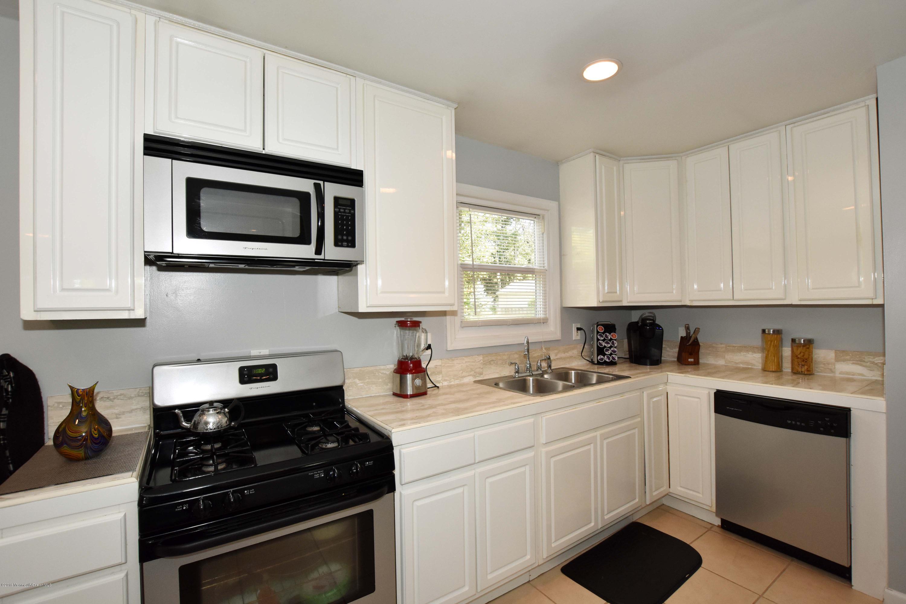 15 Darien Road Howell, NJ 07731 - Photo 6 of 18 Kitchen