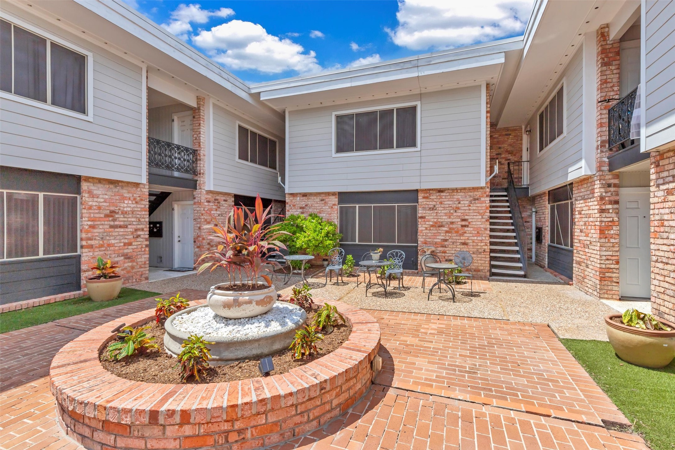 2011 Marshall Street, Unit 18 Houston, TX 77098 - Photo 2 of 18
