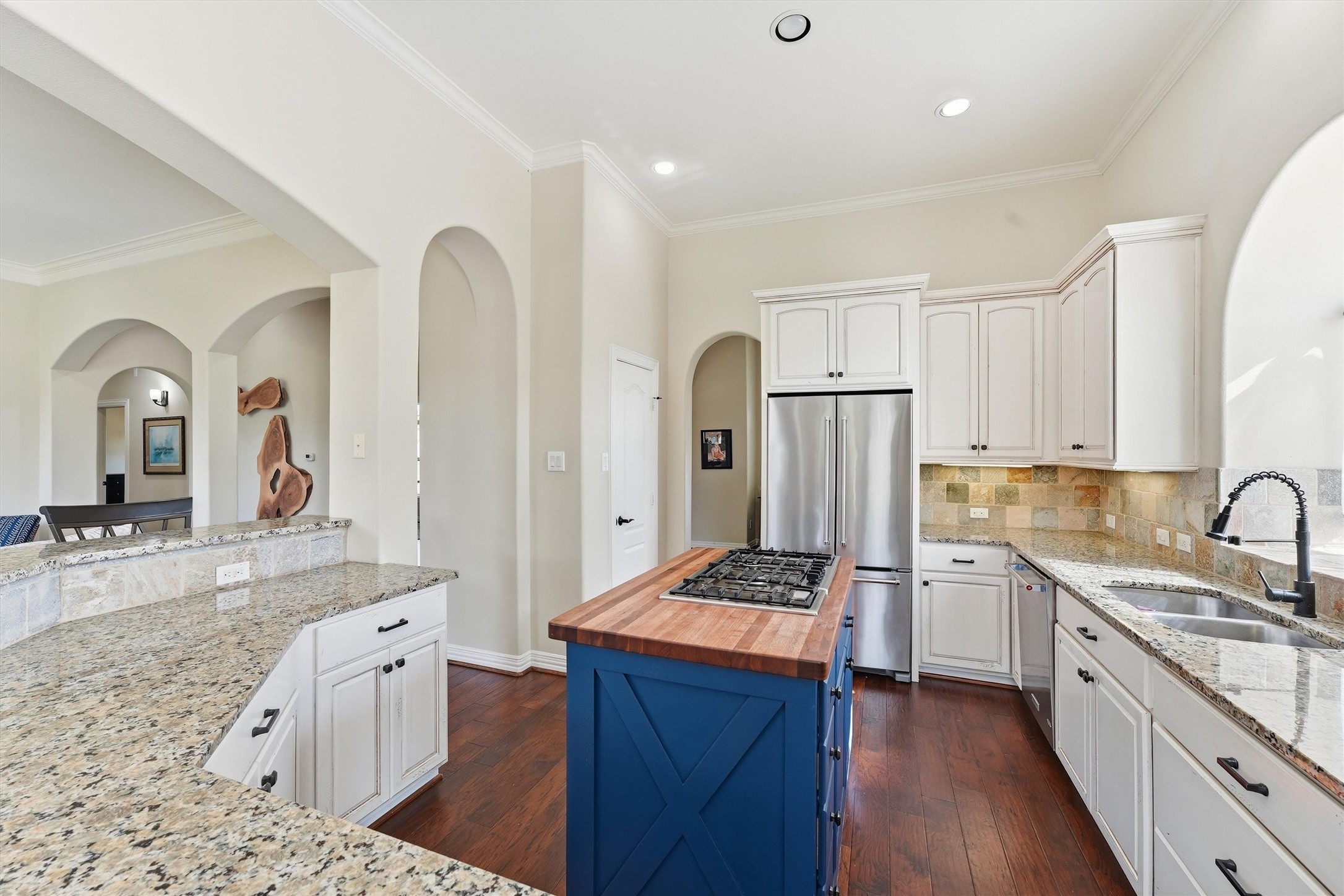 4810 Magnolia Bend Drive Rosharon, TX 77583 - Photo 13 of 40 Another view of the kitchen.