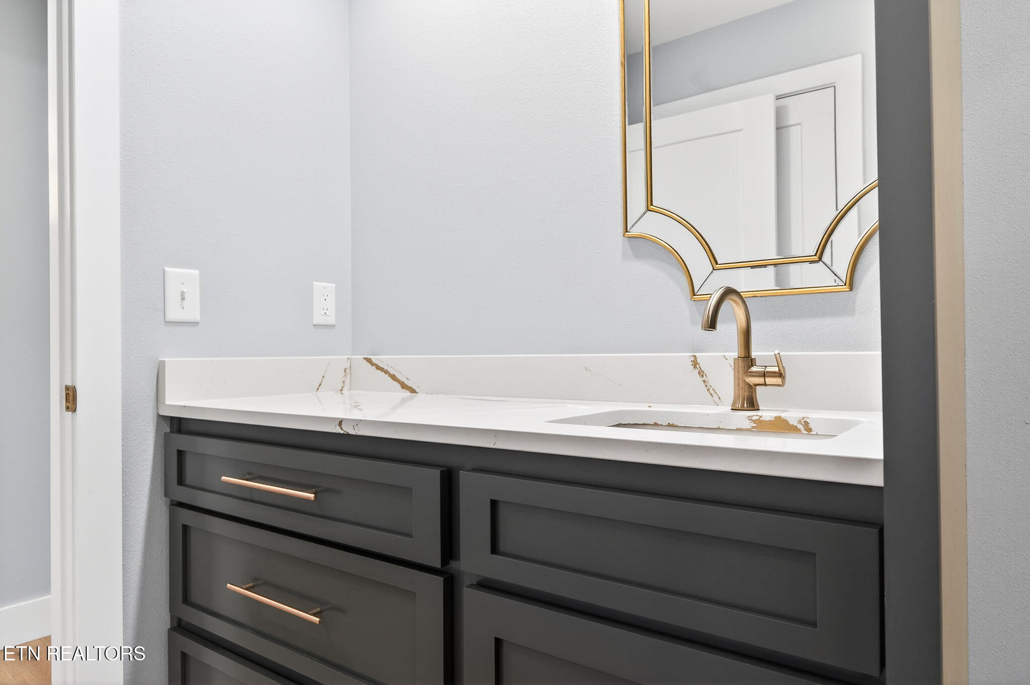 2490-2496 Chestnut Hill Road Crossville, TN 38571 - Photo 17 of 59 Full Bathroom- Main House