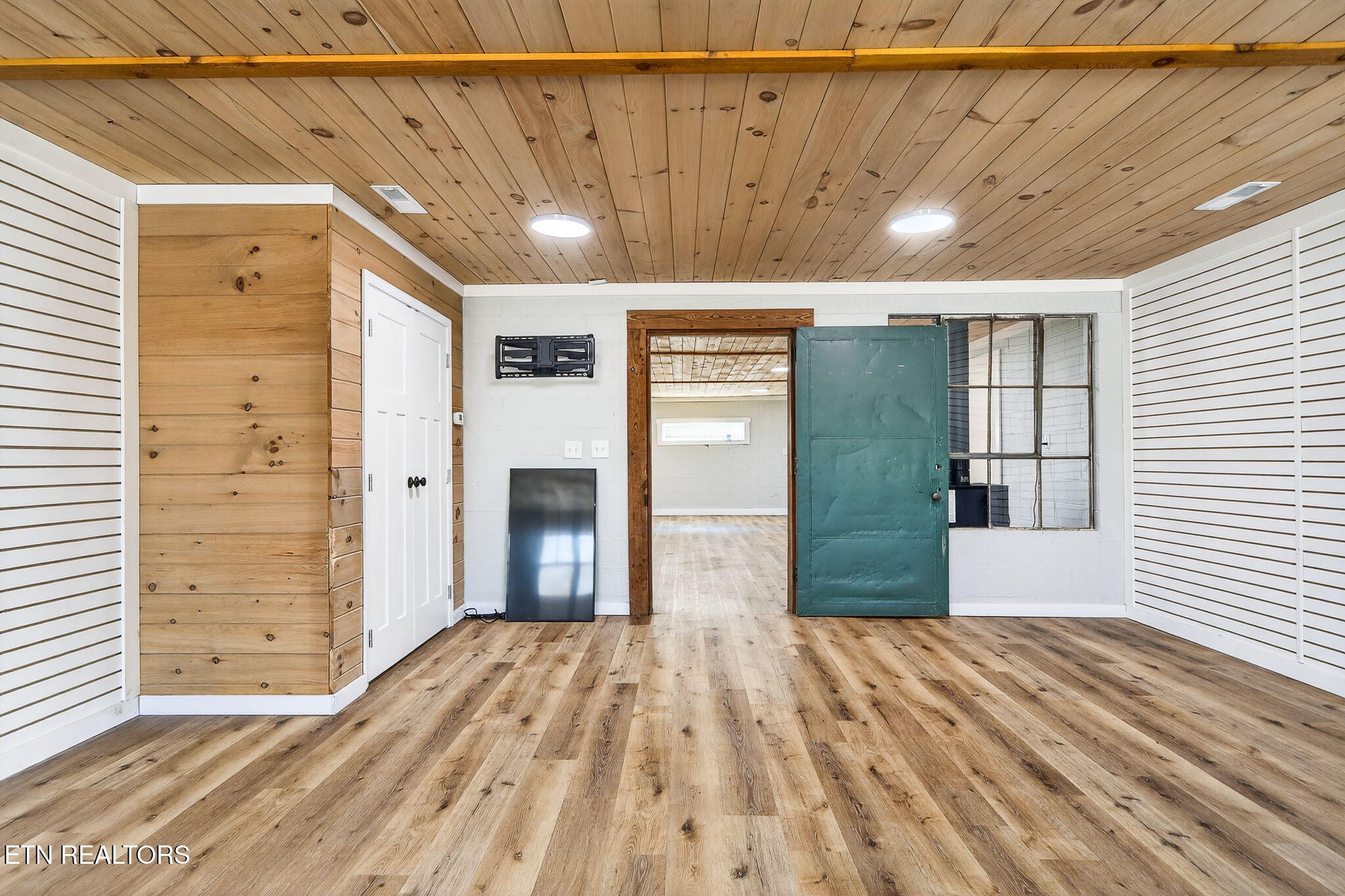 2490-2496 Chestnut Hill Road Crossville, TN 38571 - Photo 7 of 59 Living Room/Dining- Main House
