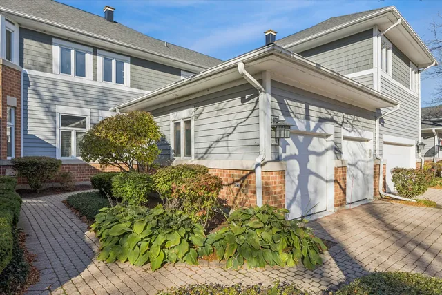 $545,000 | 17 Mashie Court, Woodridge, IL 60517