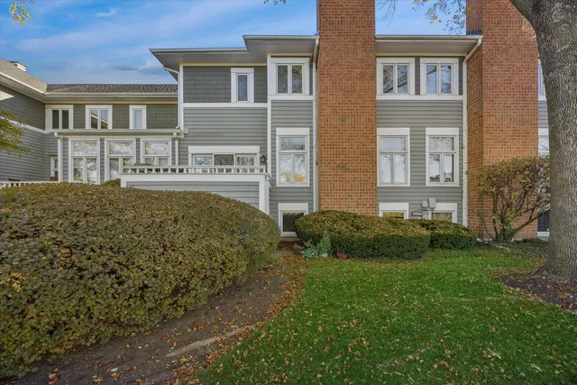 a view of a house with backyard and garden