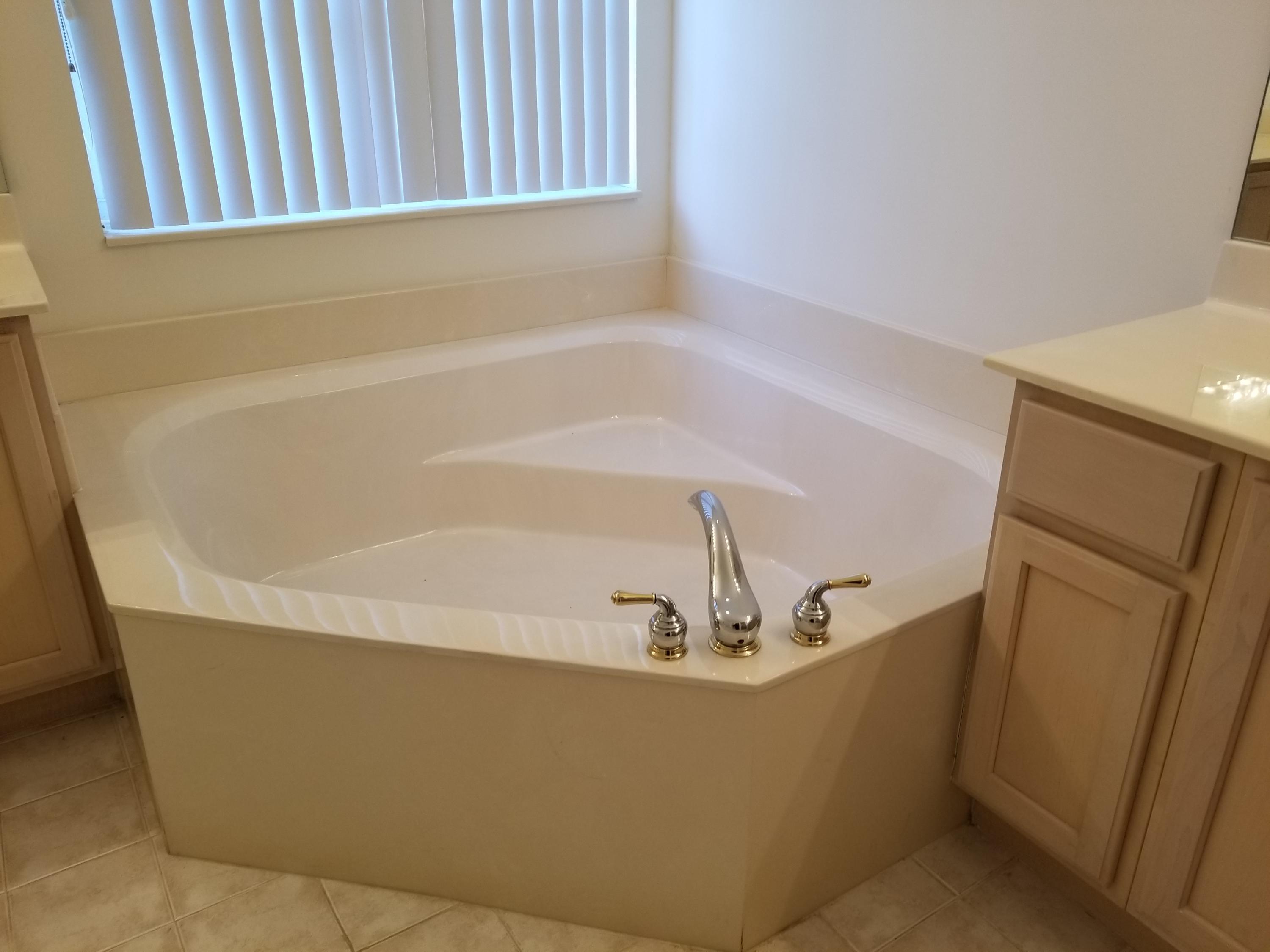 8748 Via Ancho Road Boca Raton, FL 33433 - Photo 19 of 41 Master Tub