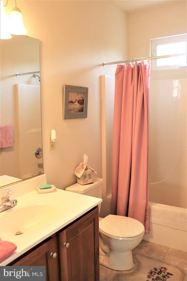 305 Stone Creek Road Lancaster, PA 17603 - Photo 26 of 33 Nicely-Kept Main Bathroom
