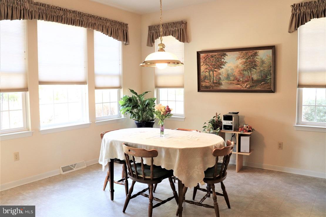 305 Stone Creek Road Lancaster, PA 17603 - Photo 9 of 33 Bright & Cheery Breakfast Area