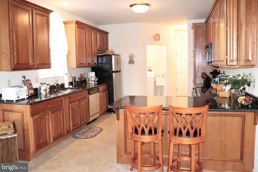 305 Stone Creek Road Lancaster, PA 17603 - Photo 10 of 33 Kitchen w/Breakfast Bar & Stainless Appliances