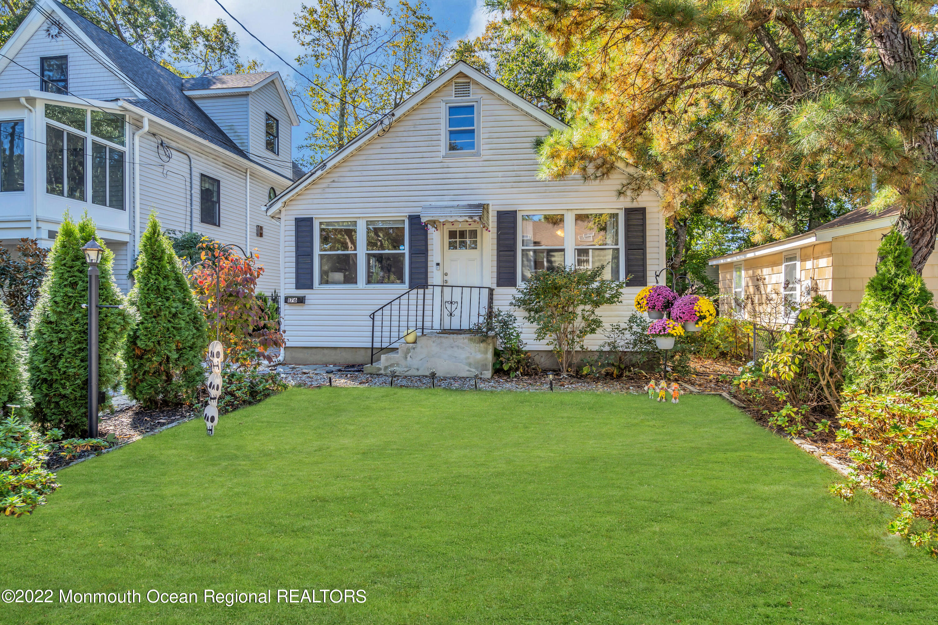a front view of house with yard and green space