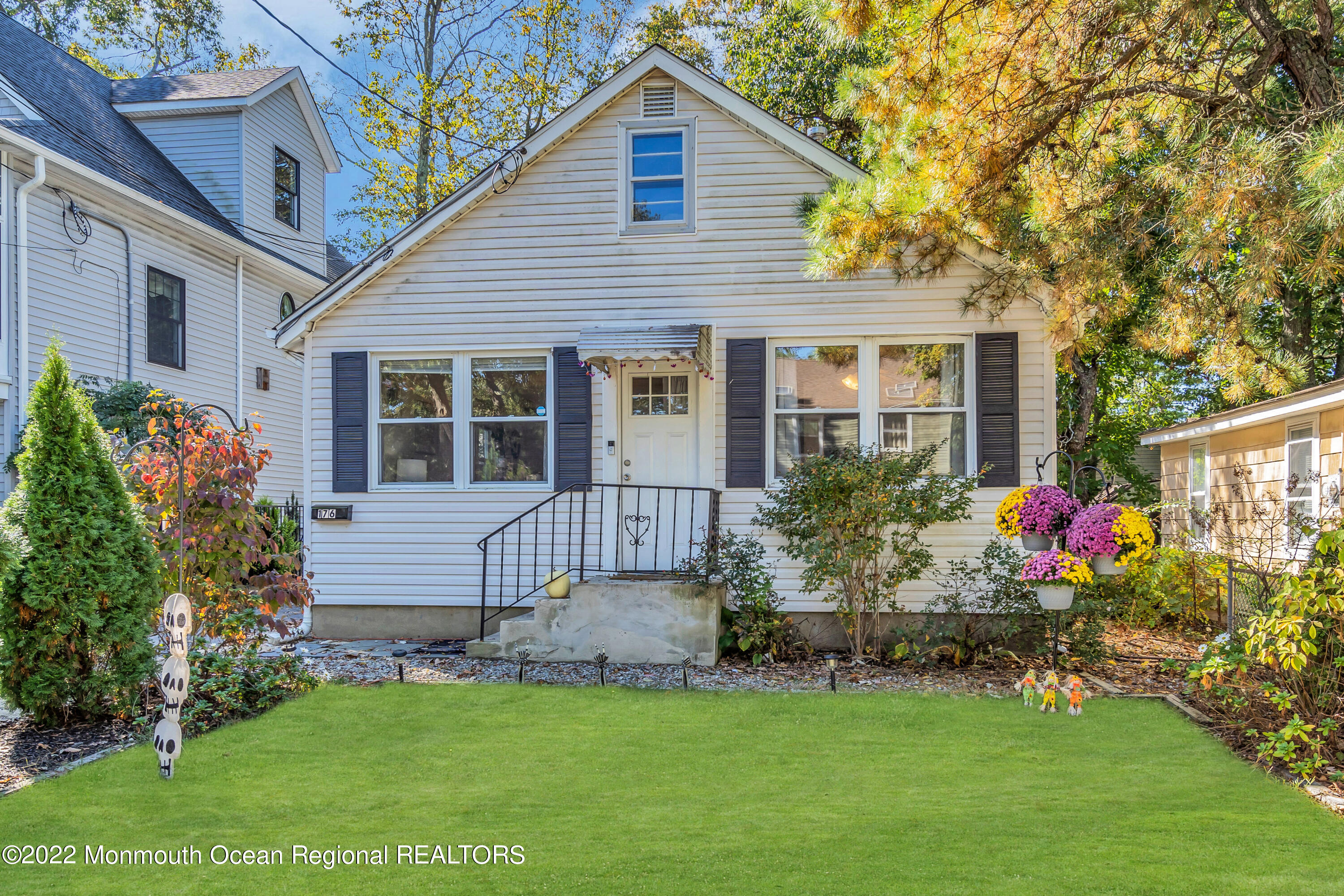 176 Pinehurst Road Brick, NJ 08723 - Photo 54 of 55 a front view of a house with a garden and plants