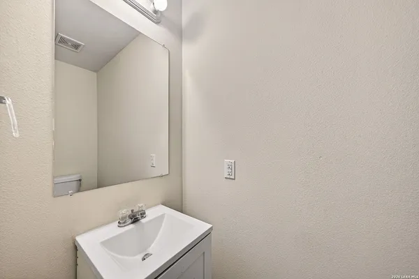 $1,400 | 5015 Summit Pass, Unit 2, San Antonio, TX 78229