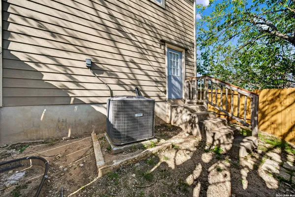 $1,400 | 5015 Summit Pass, Unit 2, San Antonio, TX 78229