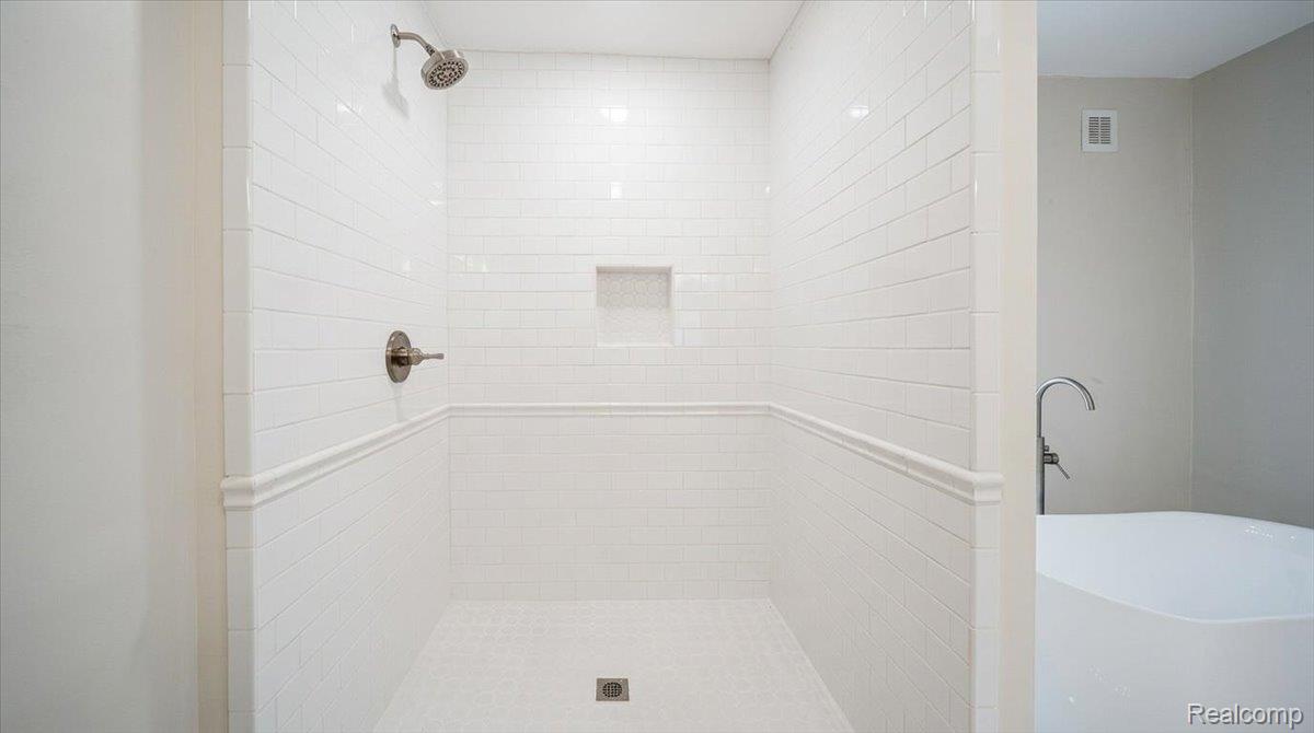 438 North Bailey Street Romeo, MI 48065 - Photo 16 of 32 16-2nd Floor Master Bath 4.jpg