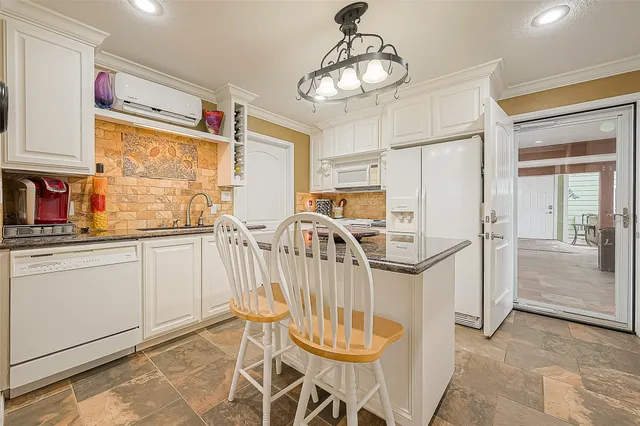 $850,000 | 792 West Bayshore Drive, Palacios, TX 77465