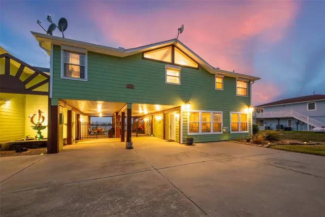 $850,000 | 792 West Bayshore Drive, Palacios, TX 77465