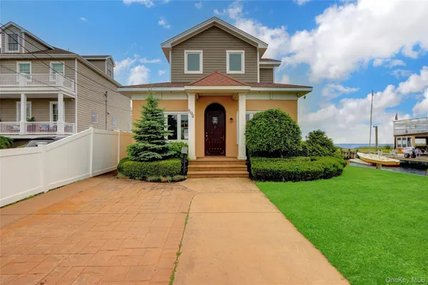 $669,900 | 894 Bay 9th Street, West Islip, NY 11795