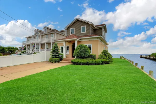 $669,900 | 894 Bay 9th Street, West Islip, NY 11795