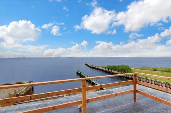 $669,900 | 894 Bay 9th Street, West Islip, NY 11795