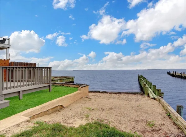 $669,900 | 894 Bay 9th Street, West Islip, NY 11795