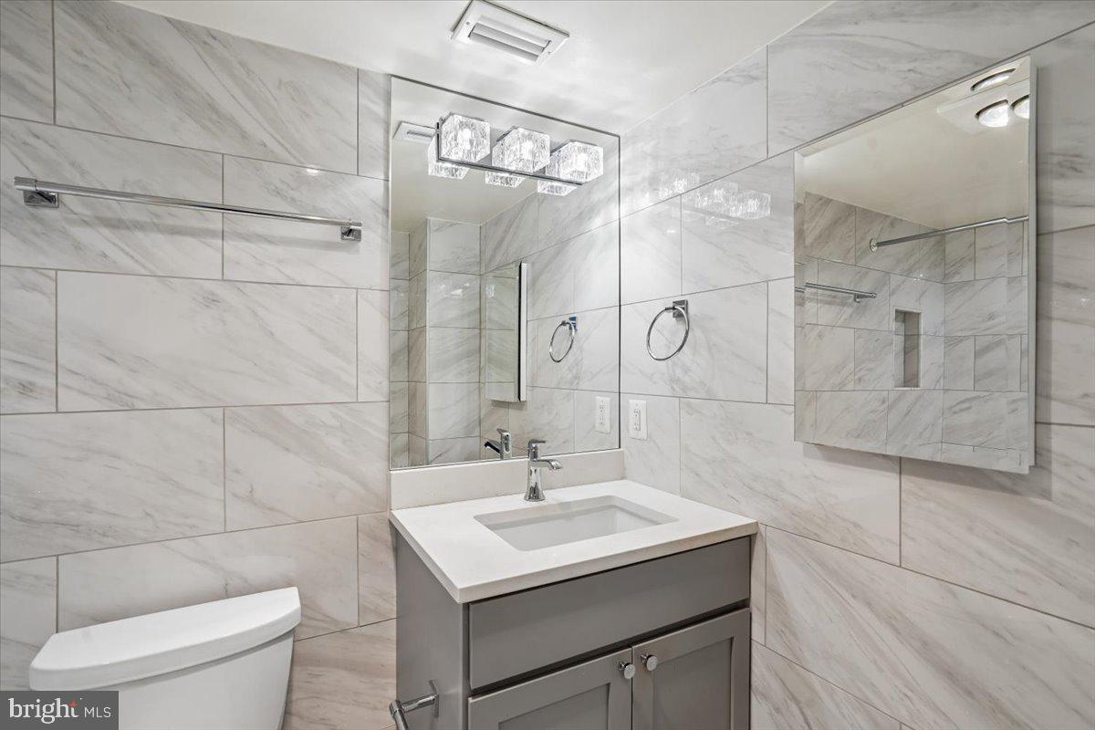 5101 River Road, Unit 1201 Bethesda, MD 20816 - Photo 15 of 47 HALL BATHROOM