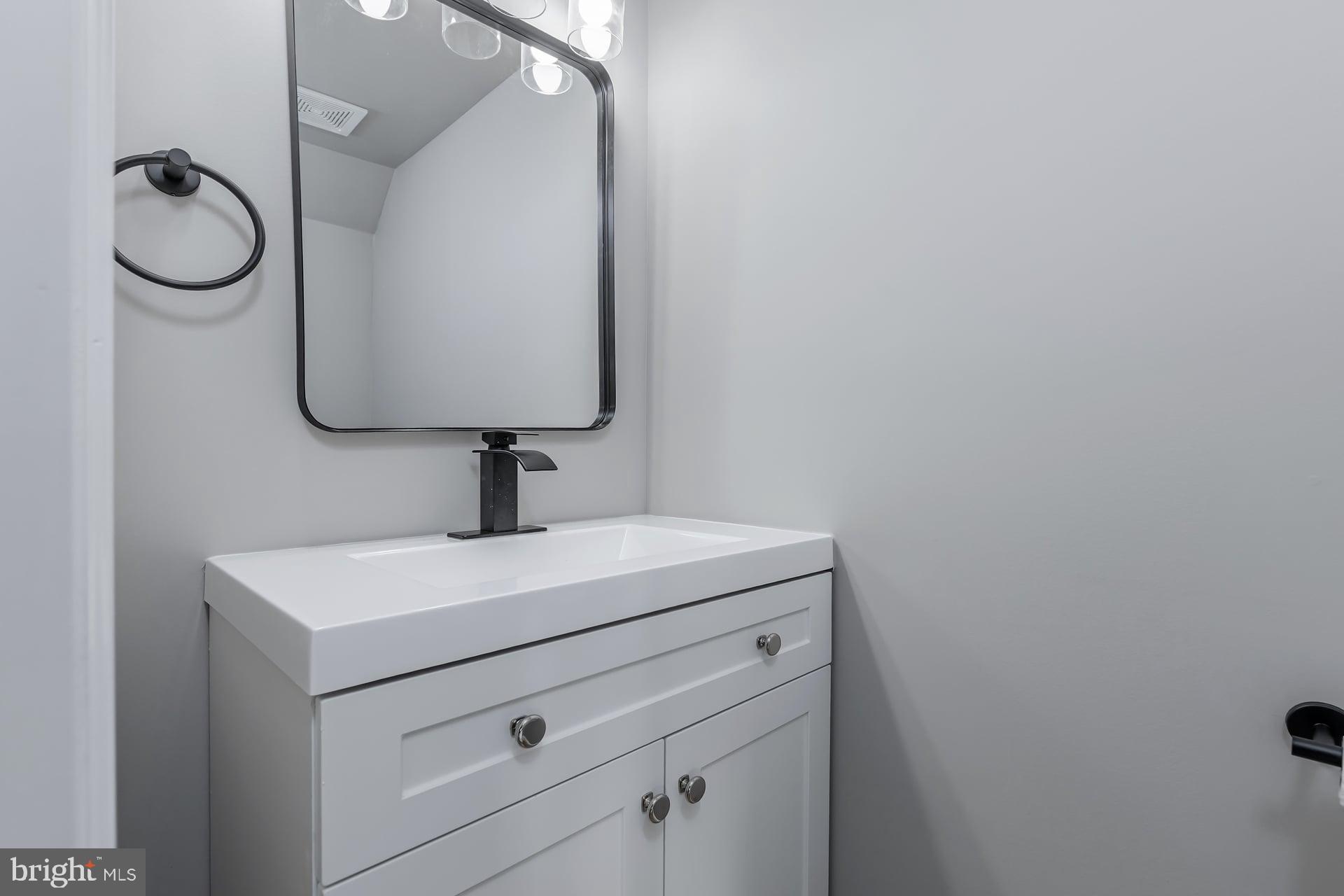 210 Stratton Court Mount Laurel, NJ 08054 - Photo 17 of 20 a bathroom with a sink and mirror