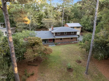 a picture of floor with a white wall