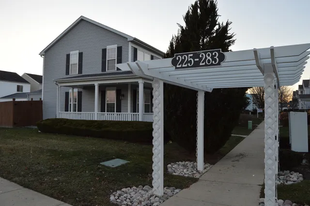 $2,500 | 225 West Washington Street, Oswego, IL 60543