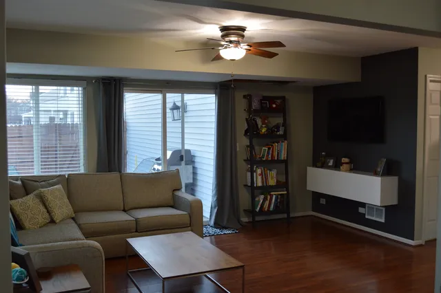 $2,500 | 225 West Washington Street, Oswego, IL 60543