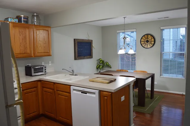 $2,500 | 225 West Washington Street, Oswego, IL 60543