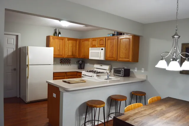 $2,500 | 225 West Washington Street, Oswego, IL 60543