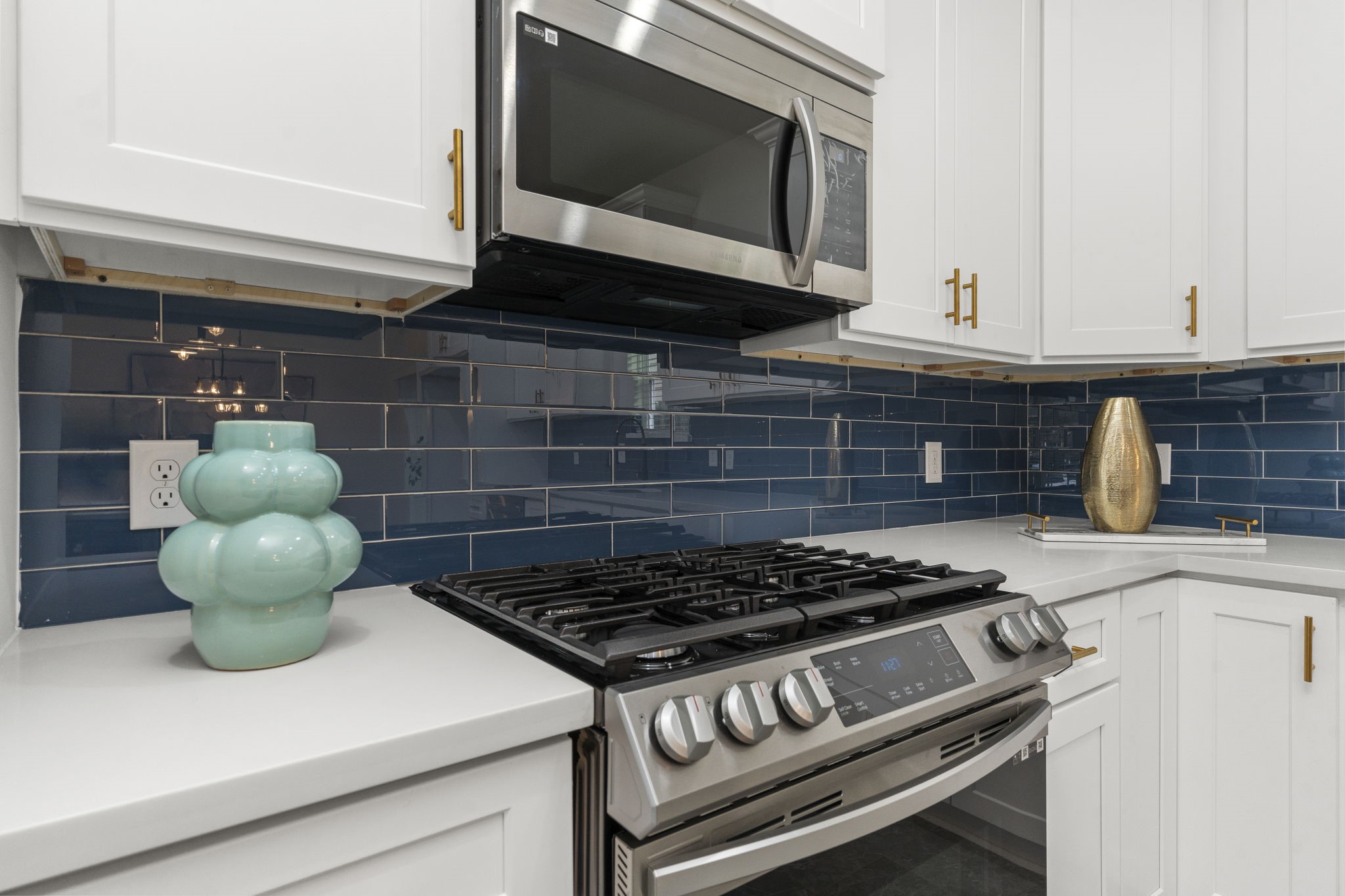 1515 Egypt Street Houston, TX 77009 - Photo 20 of 47 a kitchen with a stove and a microwave