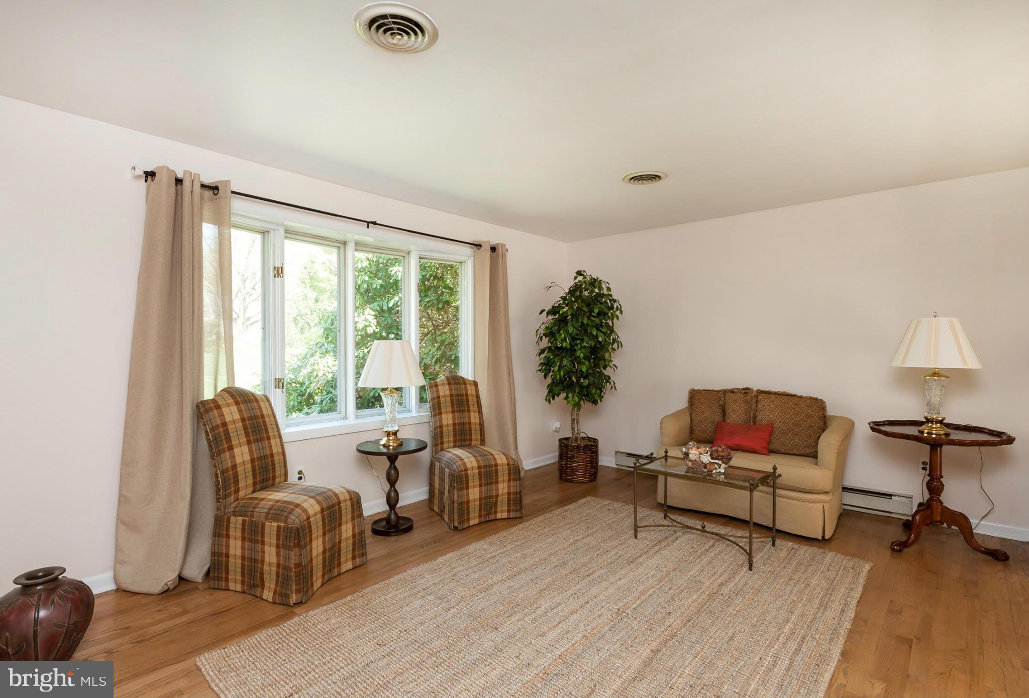 13602 Brookline Road Baldwin, MD 21013 - Photo 4 of 30 Living Room