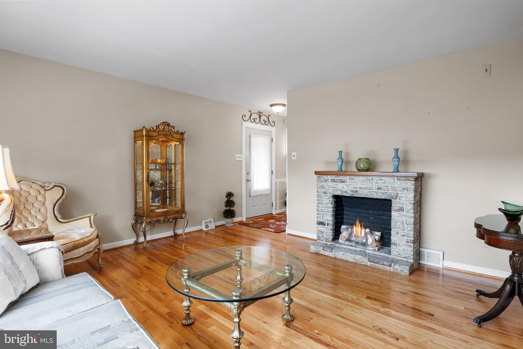 7020 Voigt Road Philadelphia, PA 19128 - Photo 6 of 27 Living Room