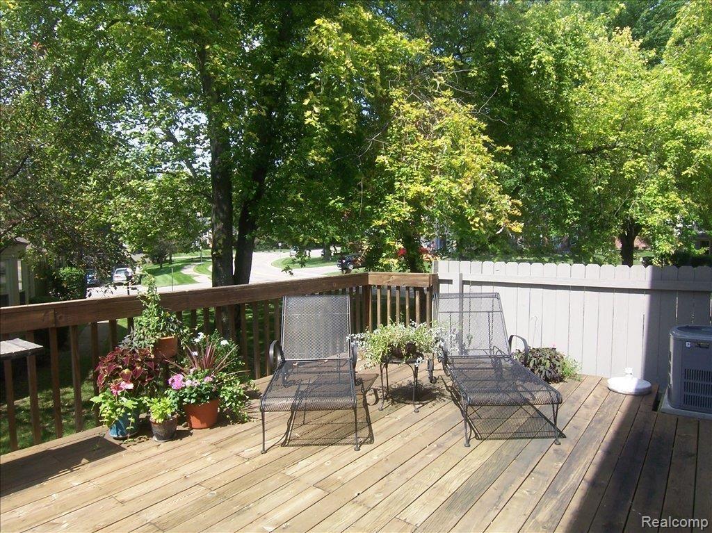 1457 Lantern Lane, Unit 89 Rochester, MI 48306 - Photo 2 of 20 Great Deck