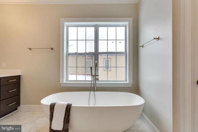 7118 Churchill Road McLean, VA 22101 - Photo 18 of 30 Bath (Master)