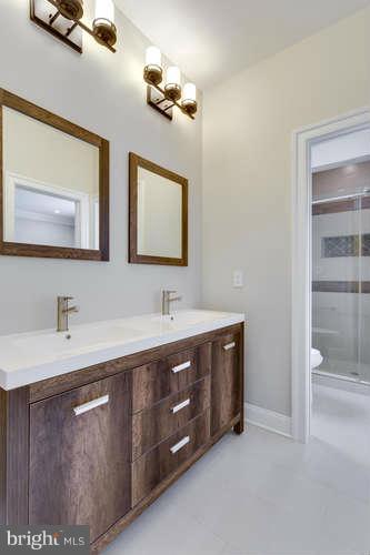 7118 Churchill Road McLean, VA 22101 - Photo 21 of 30 Bath